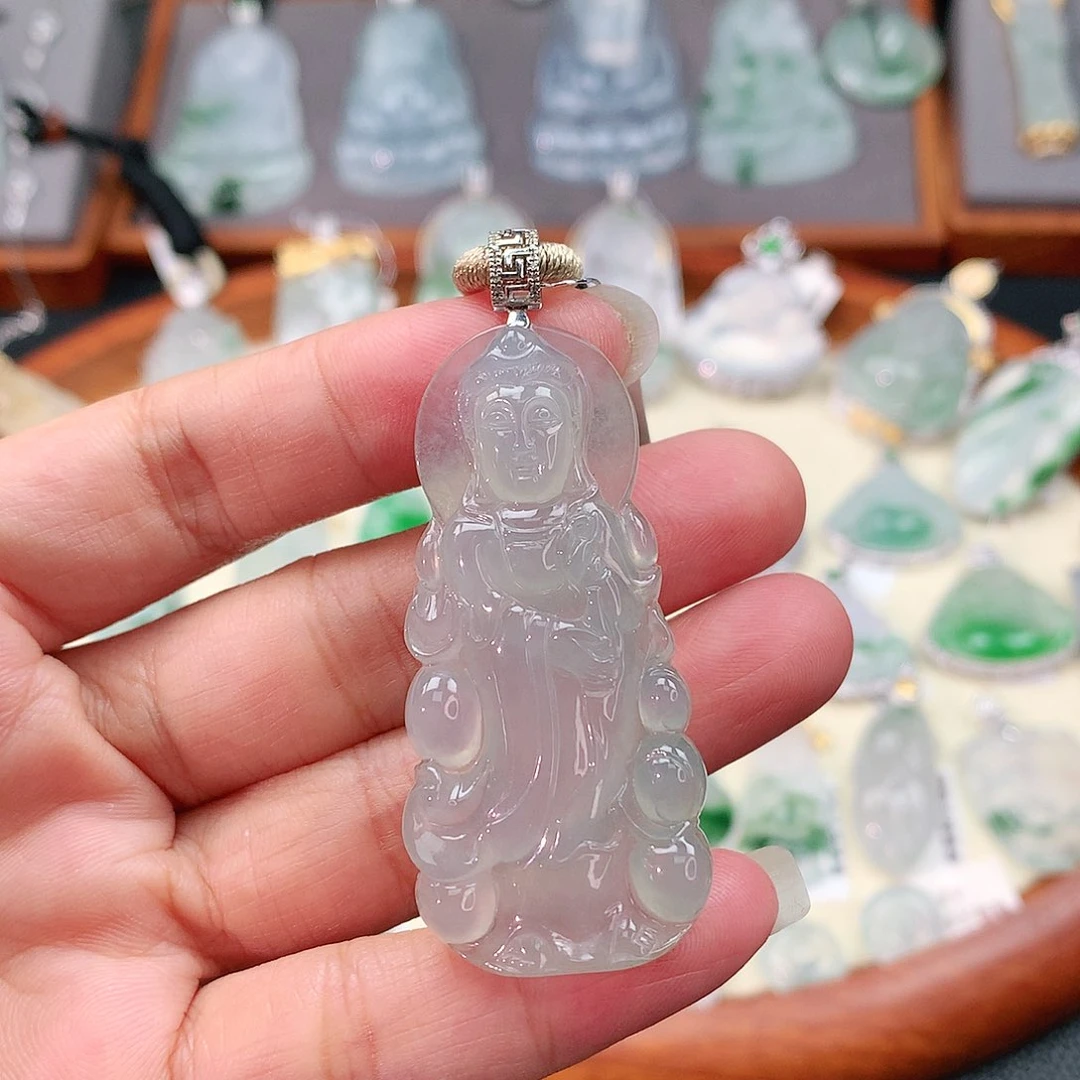 颈饰18K金镶嵌翡翠站观音