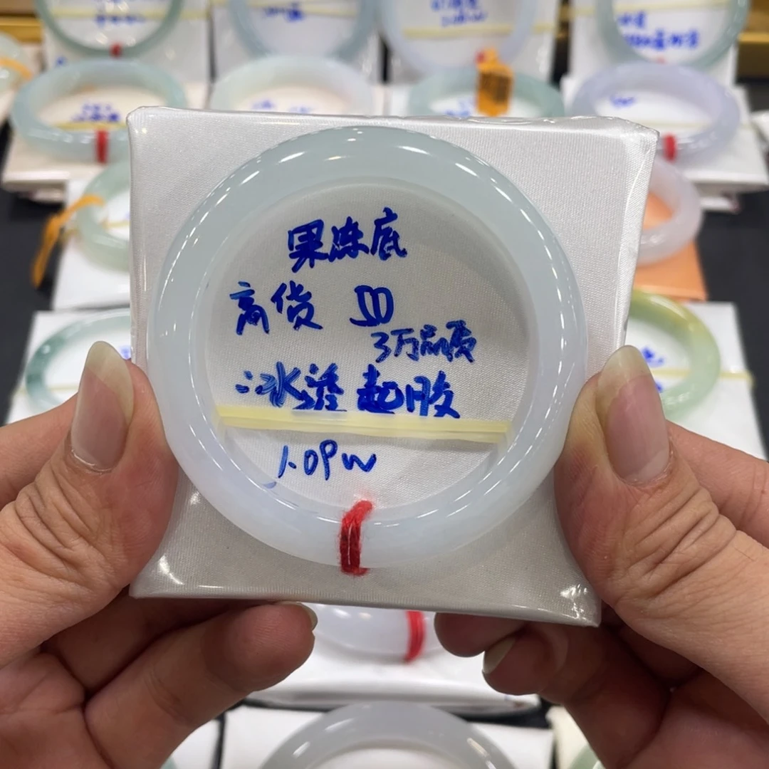翡翠手镯未镶嵌翡翠手镯