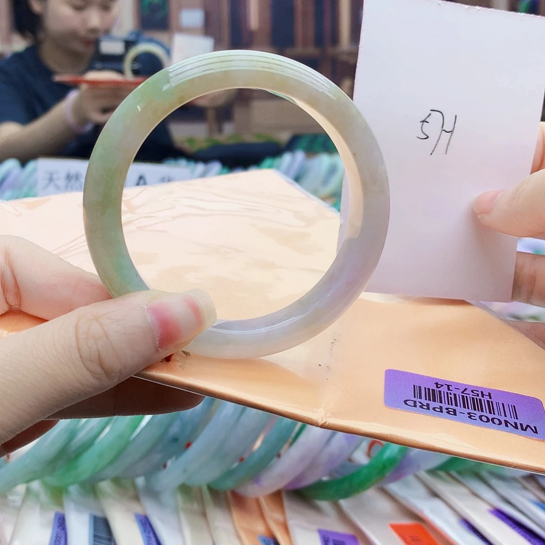 翡翠手镯未镶嵌The first one was