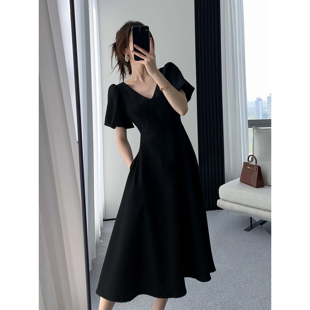 黑色休闲连衣裙女2025夏季新款V领法式气质赫本风泡泡袖长裙子潮