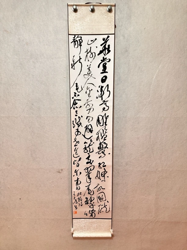 32厘米×1.75米行，行草书装裱好的卷轴书法作品