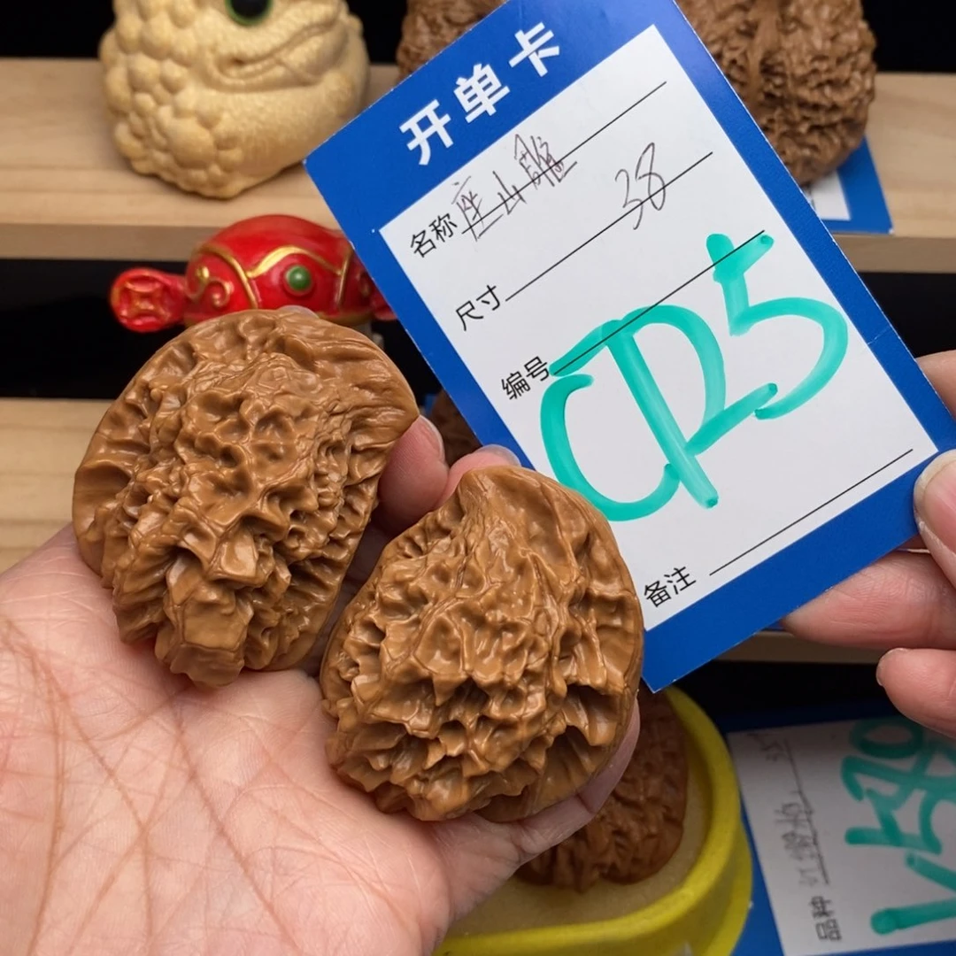 文玩核桃吊坠座山雕核桃