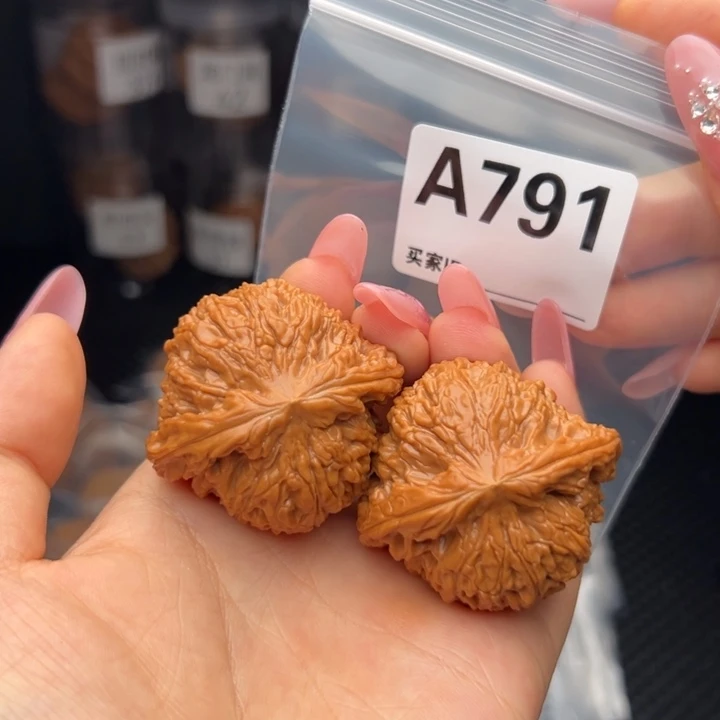 文玩核桃吊坠南蒋石45全品