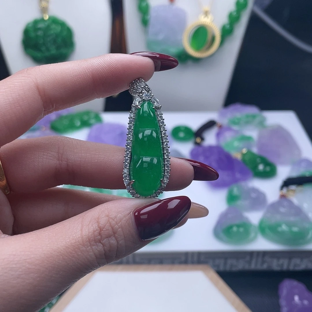 翡翠吊坠(赠链)未镶嵌