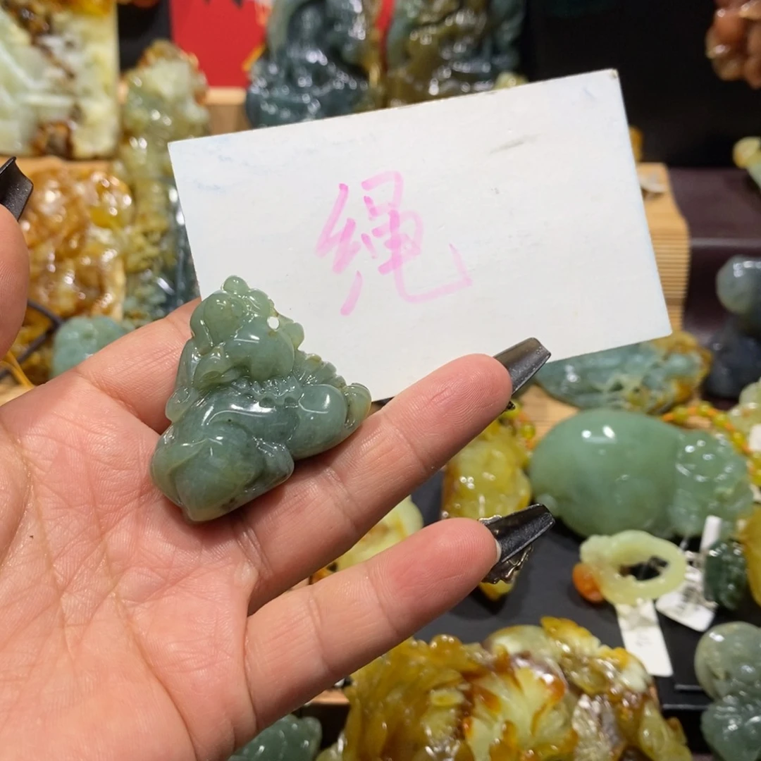 蛇纹石玉颈饰未镶嵌