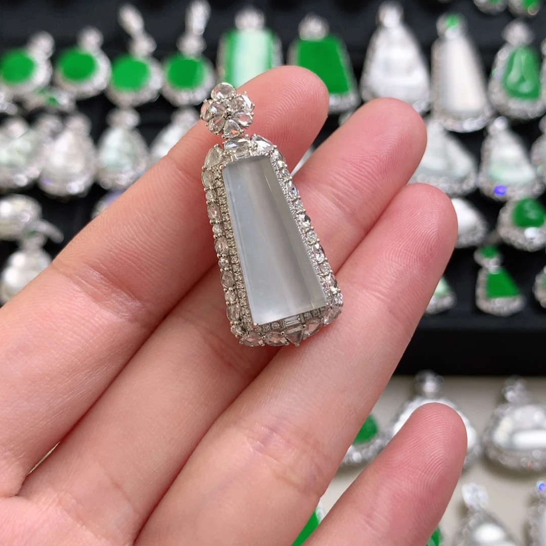 颈饰18K金镶嵌翡翠无事柱