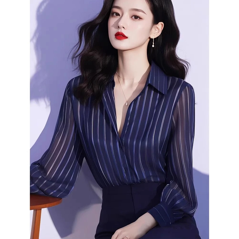 春季2025高端洋气独特别致漂亮上衣轻奢绝美高级感蓝色条纹衬衫女