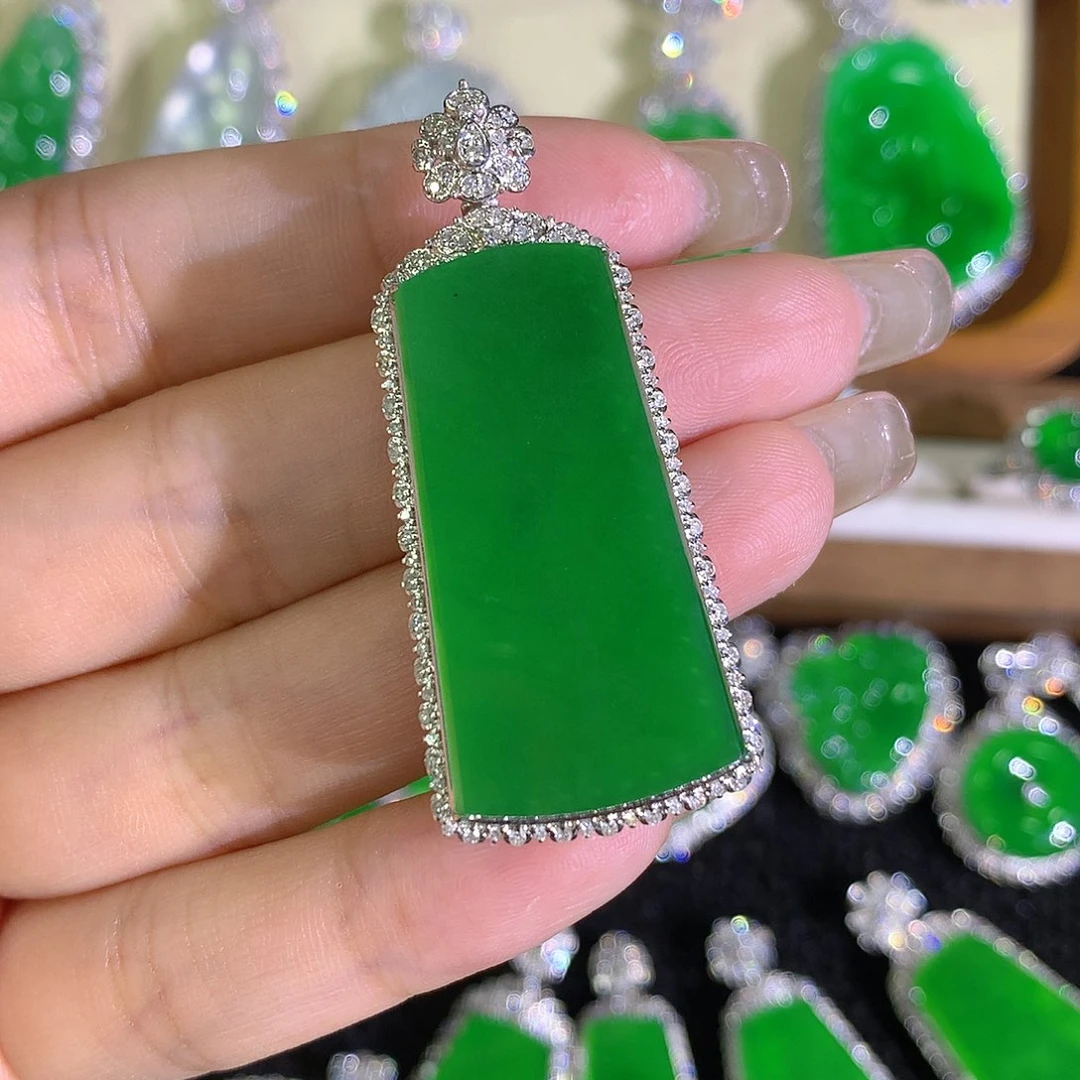 翡翠18K金镶嵌颈饰88888888