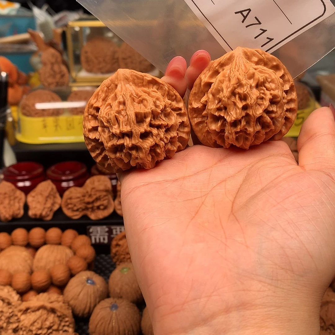 鸿***卫文玩核桃吊坠帝王50A711