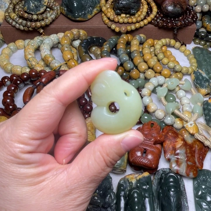 俊***扬岫岩老玉（透闪石质玉）未镶嵌颈饰