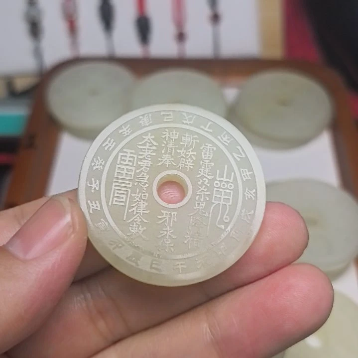 钟***秀蛇纹石玉未镶嵌颈饰
