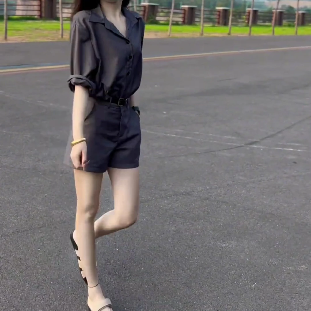 新款气质灰色显瘦衬衫搭配短裤时尚女装洋气