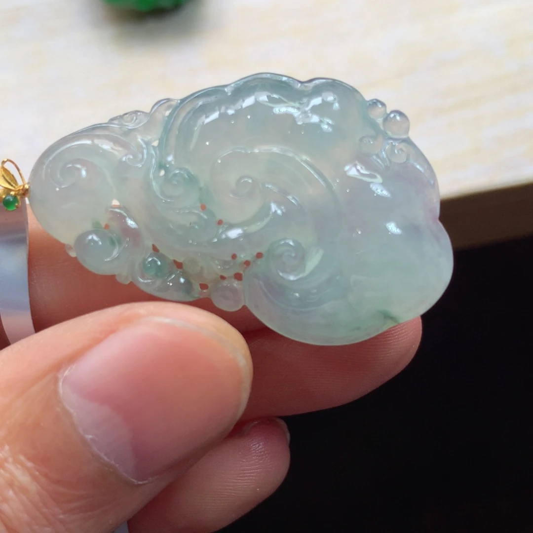 翡翠18K金镶嵌颈饰吊坠