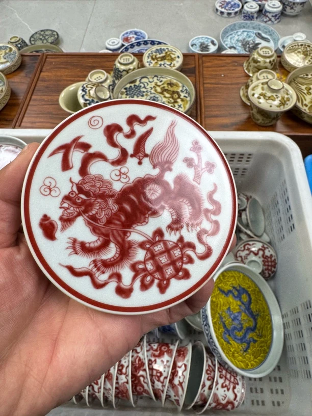 景德镇釉里红狮子杯垫