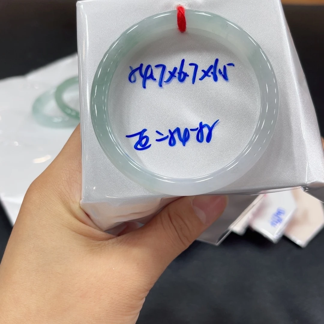 翡翠手镯未镶嵌翡翠