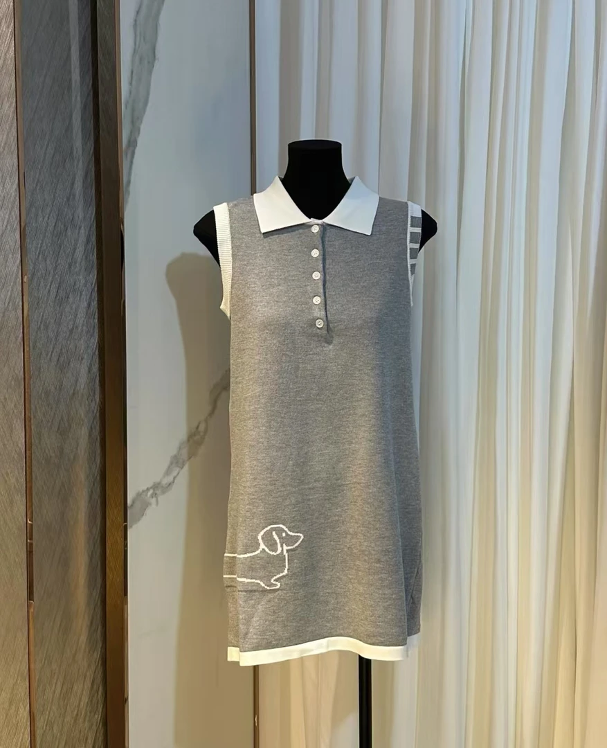 <猪猪出品>2025新款灰色翻领无袖灰色小狗简约百搭修身连衣裙