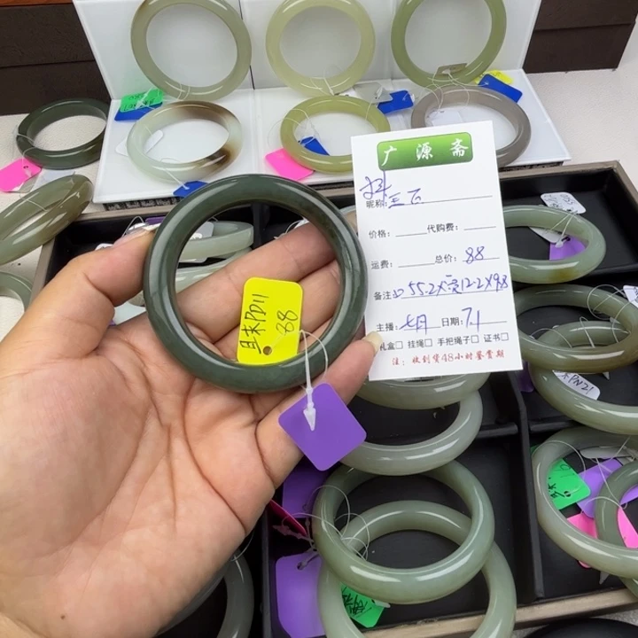 和田玉手镯未镶嵌玉****。七月