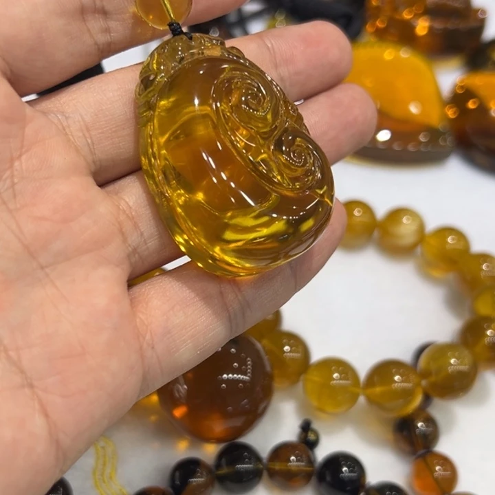 南***燕未镶嵌颈饰琥珀琥珀吊坠