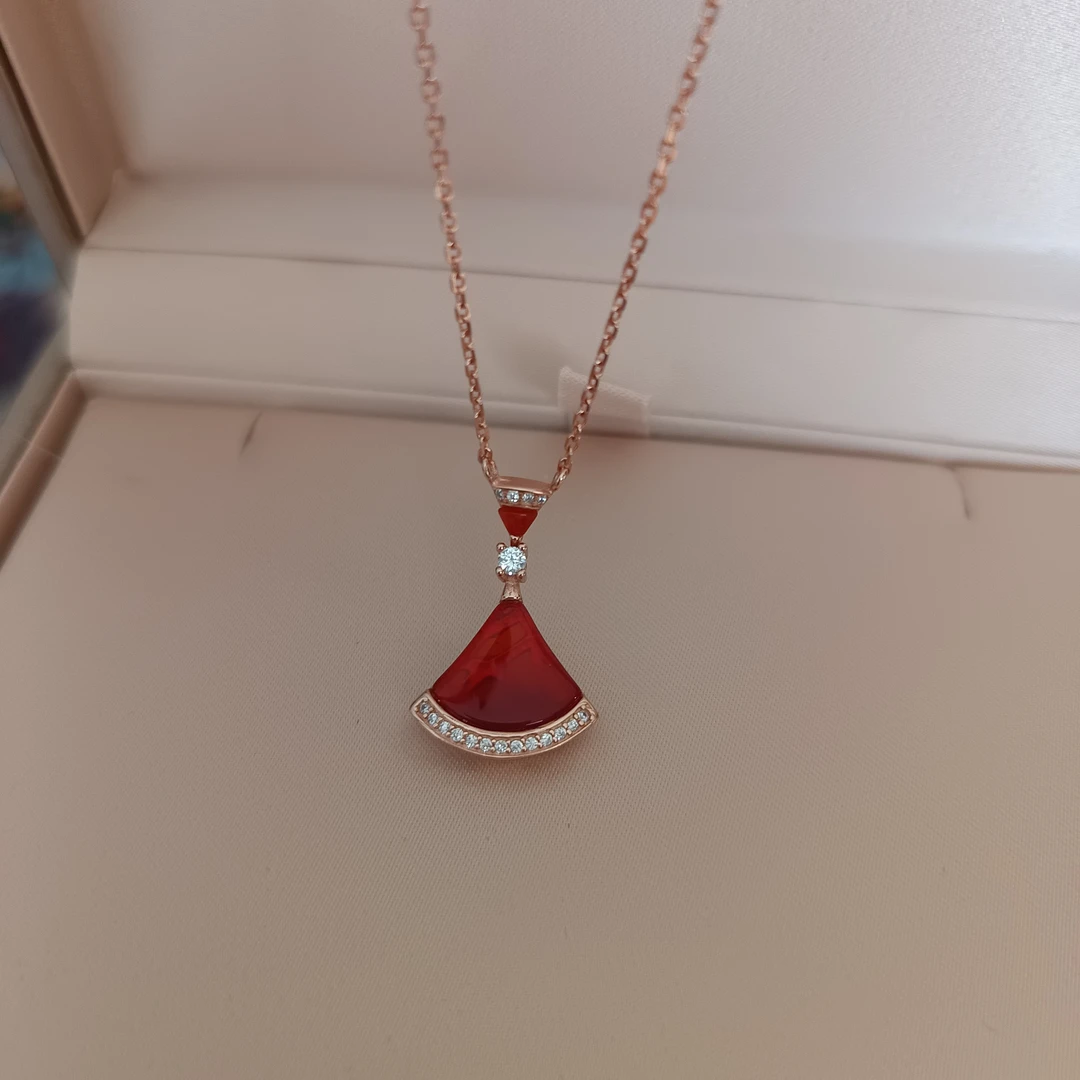 铜合金合成锆石项链 宝家白贝大裙红瑙边钻玫瑰金cnc高保色吊坠链