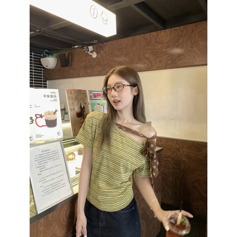乌77绿色系条纹飘带设计斜肩短袖t恤女2025夏季新款独特露肩上衣