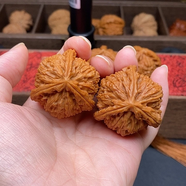 山***杜文玩核桃把件白奔