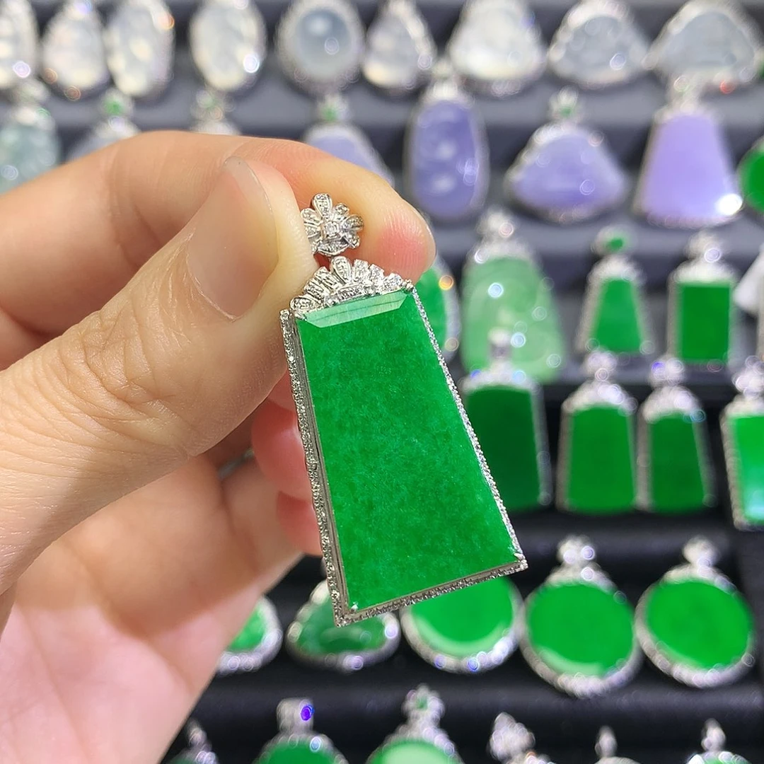 颈饰18K金镶嵌翡翠吊坠