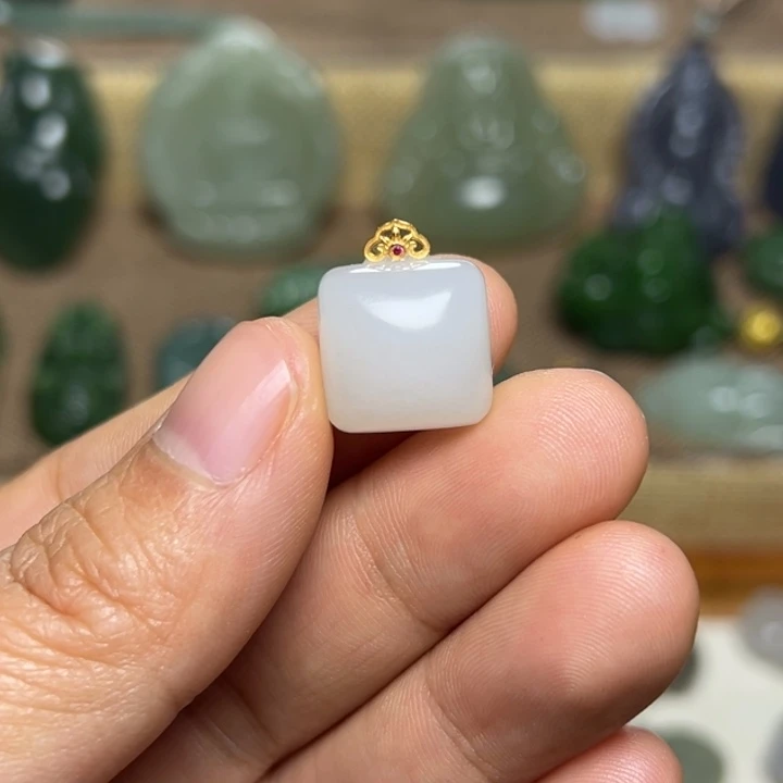 和田玉18K金镶嵌颈饰