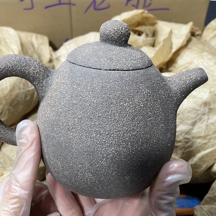 茶壶紫砂原矿泥料，手工制作的一把紫砂壶。