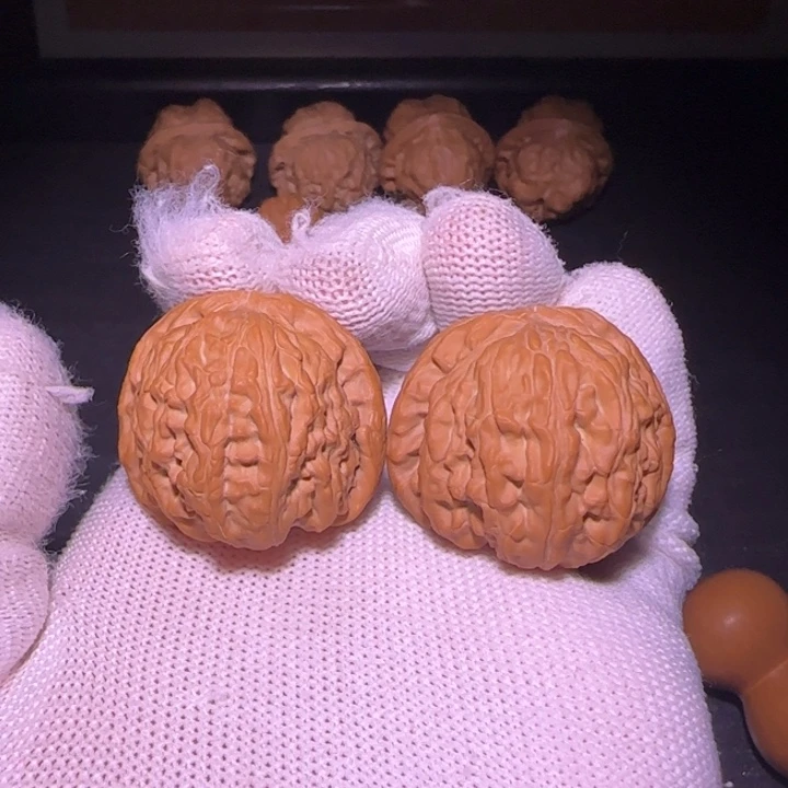 核桃白狮子手把件