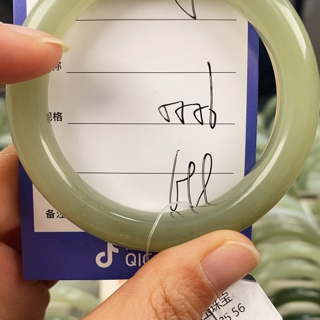 和田玉未镶嵌手镯微色差5