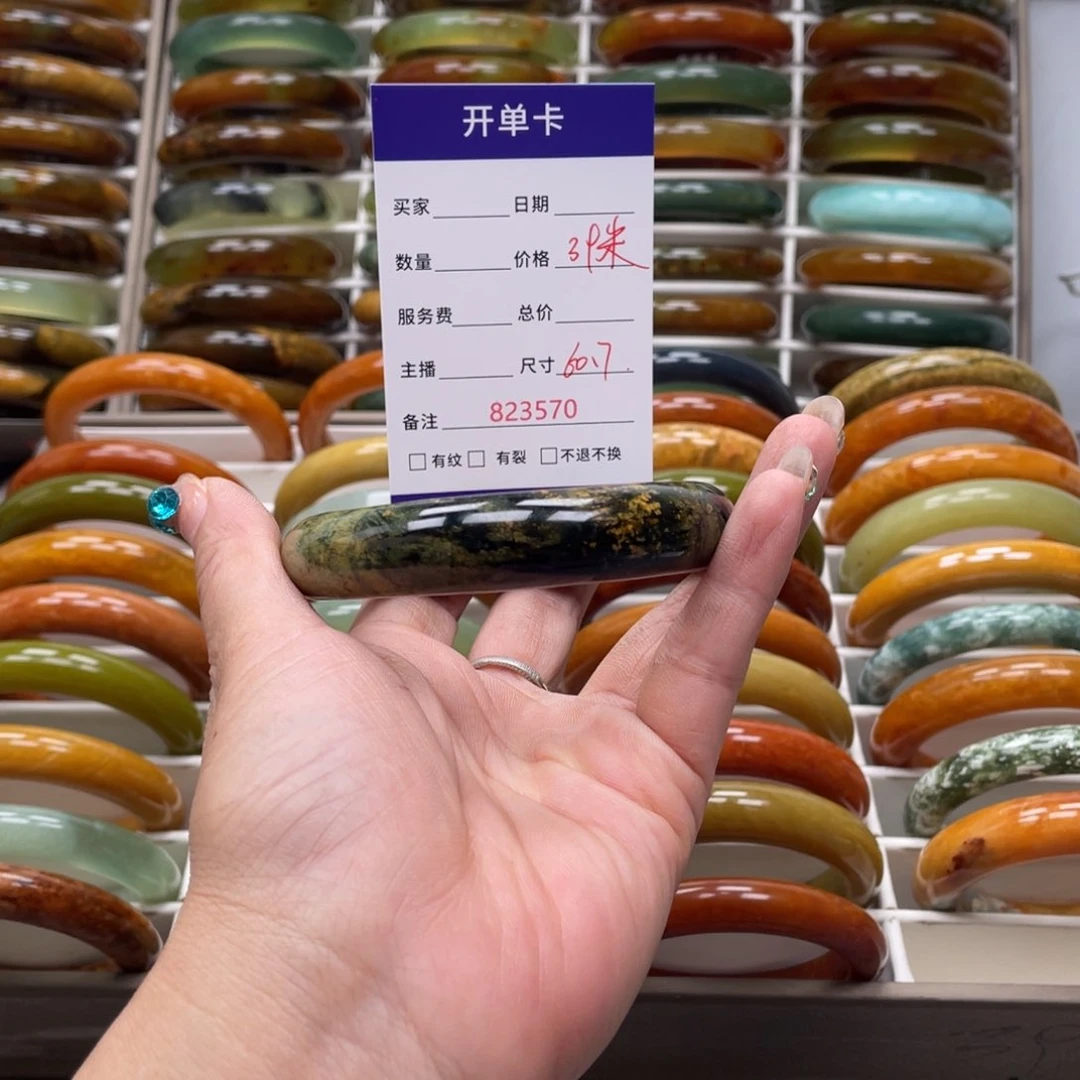 蛇纹石玉未镶嵌手镯咪***人