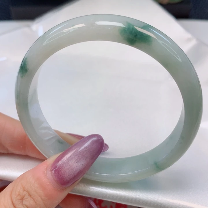 翡翠手镯未镶嵌54圈