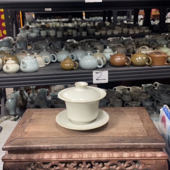 摆件月白釉手拉支烧马蹄盖碗