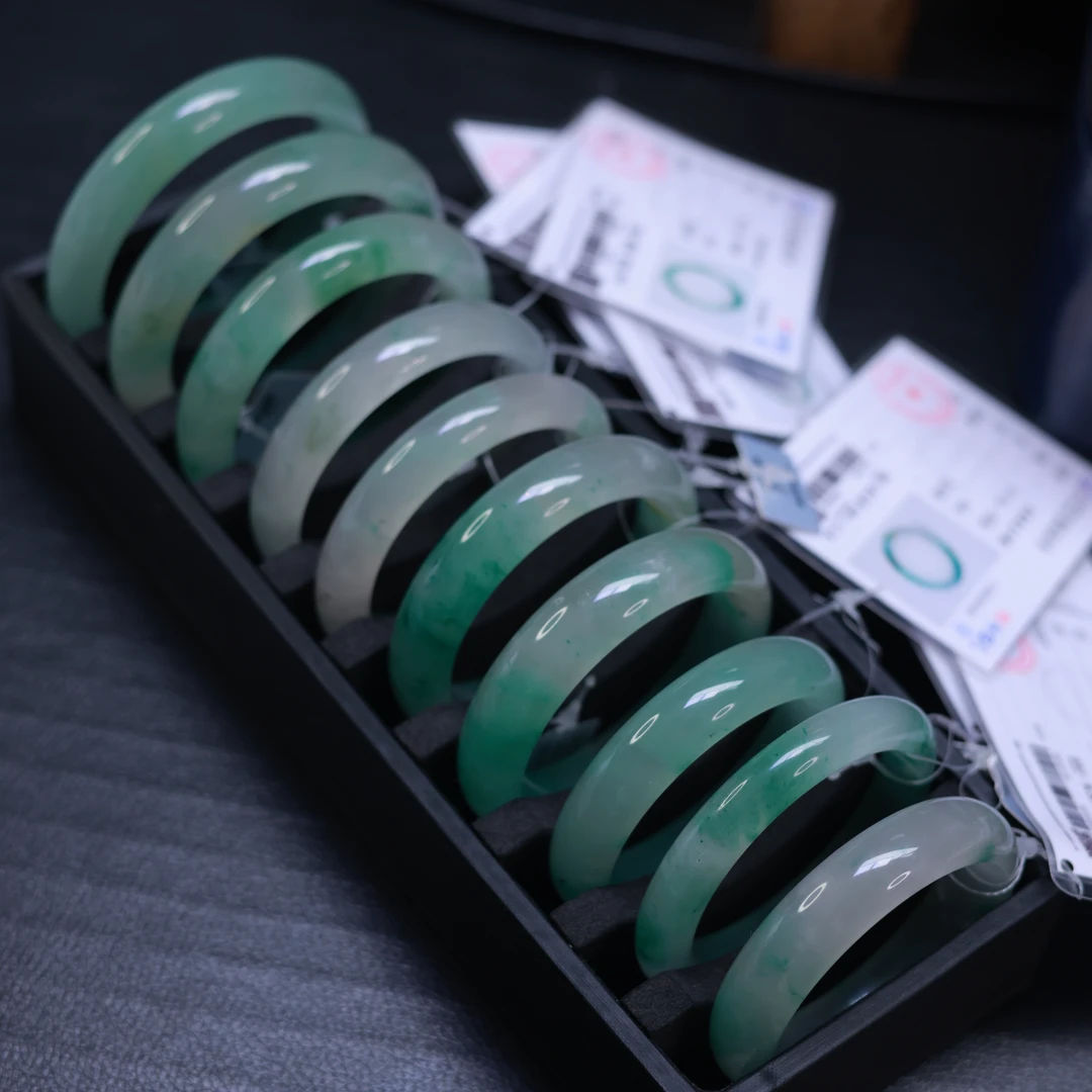 天然非洲翠白底飘绿气质女款手镯多样性，发货发其一