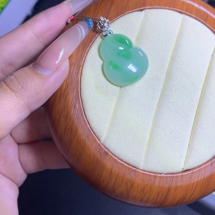 颈饰18K金镶嵌翡翠天然