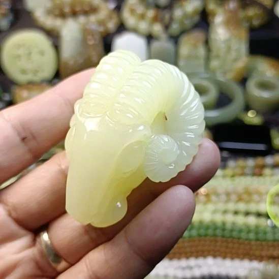 和田玉未镶嵌把件