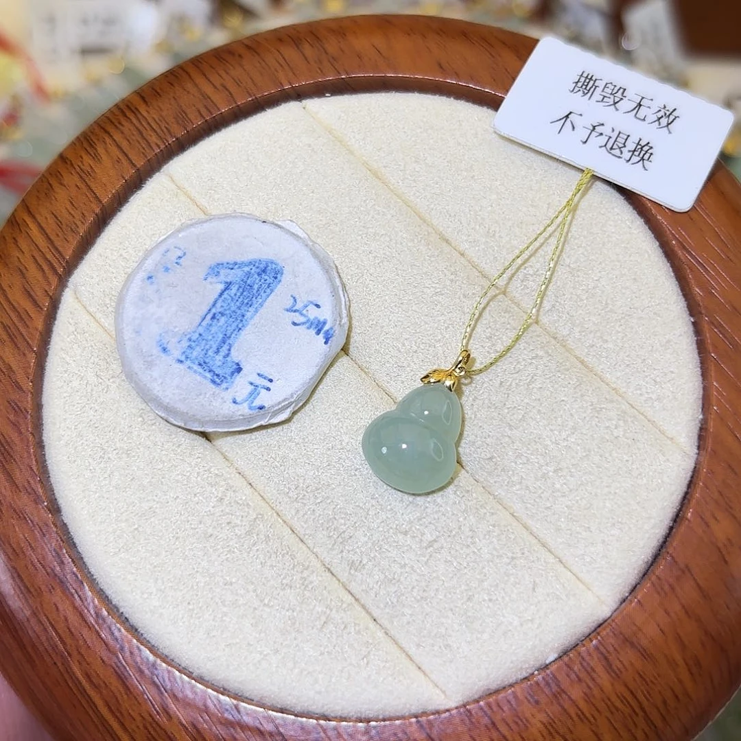 翡翠18K金镶嵌颈饰葫芦