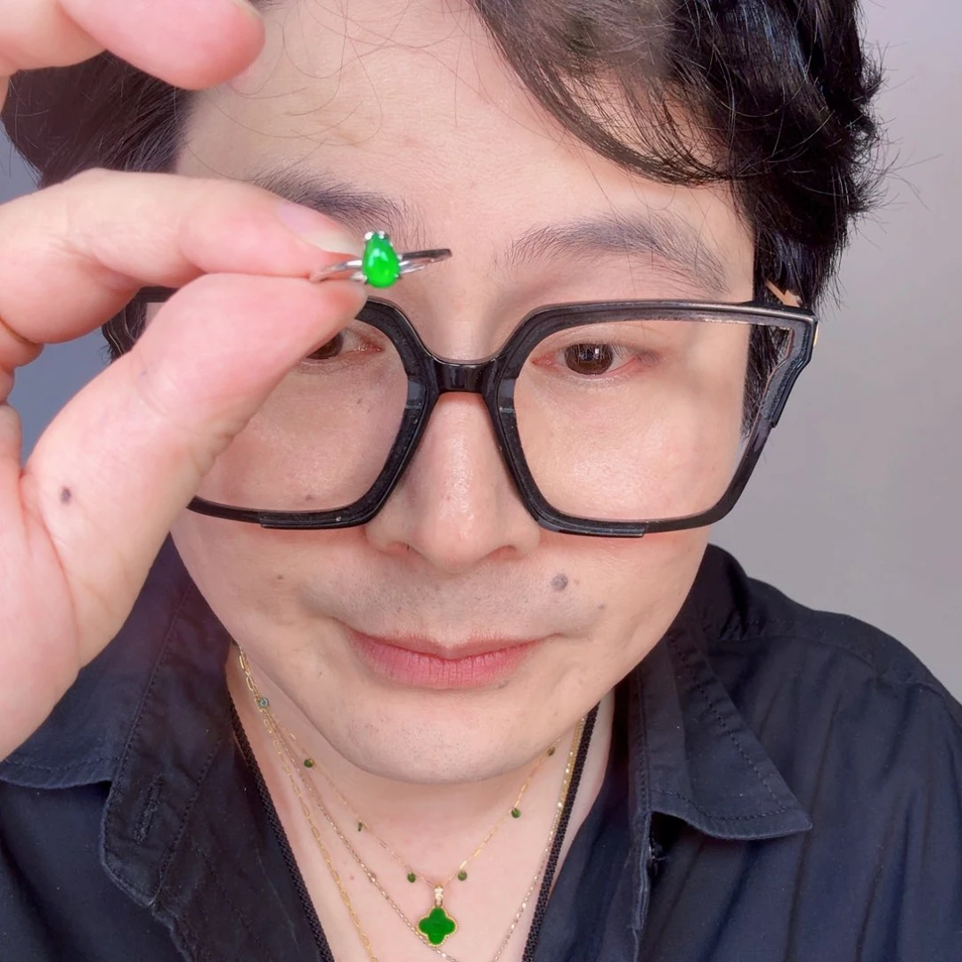 翡翠未镶嵌颈饰一件