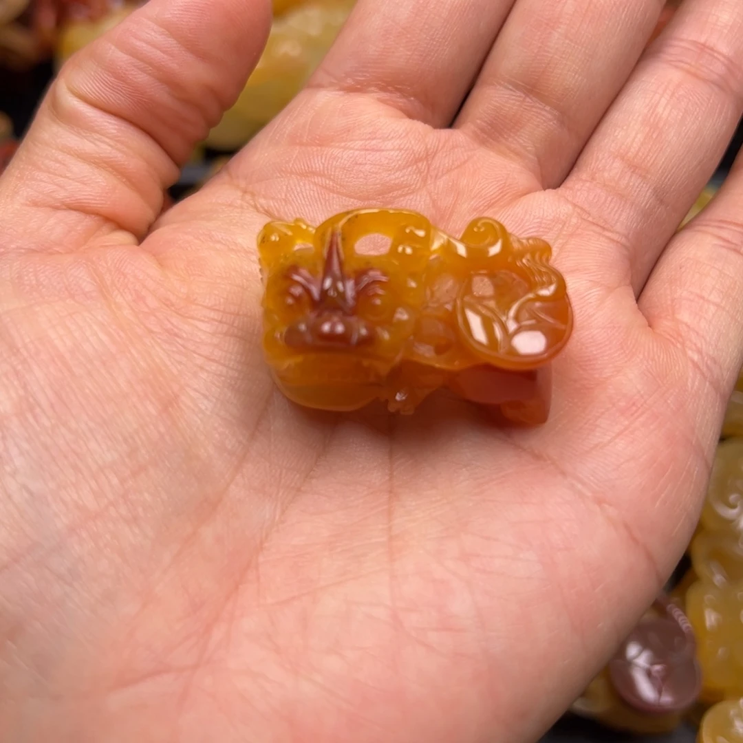 石英质玉（黄龙玉）未镶嵌颈饰