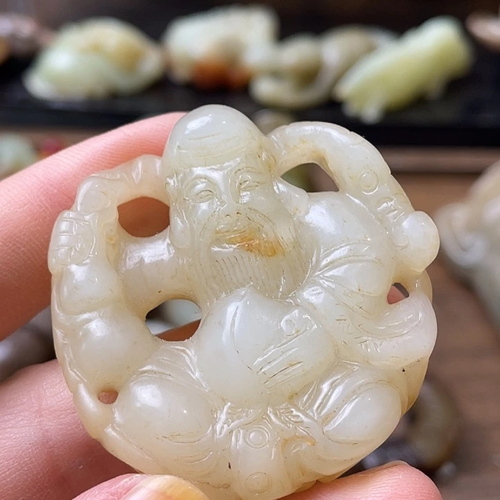 卢***荣和田玉（糖玉）未镶嵌颈饰