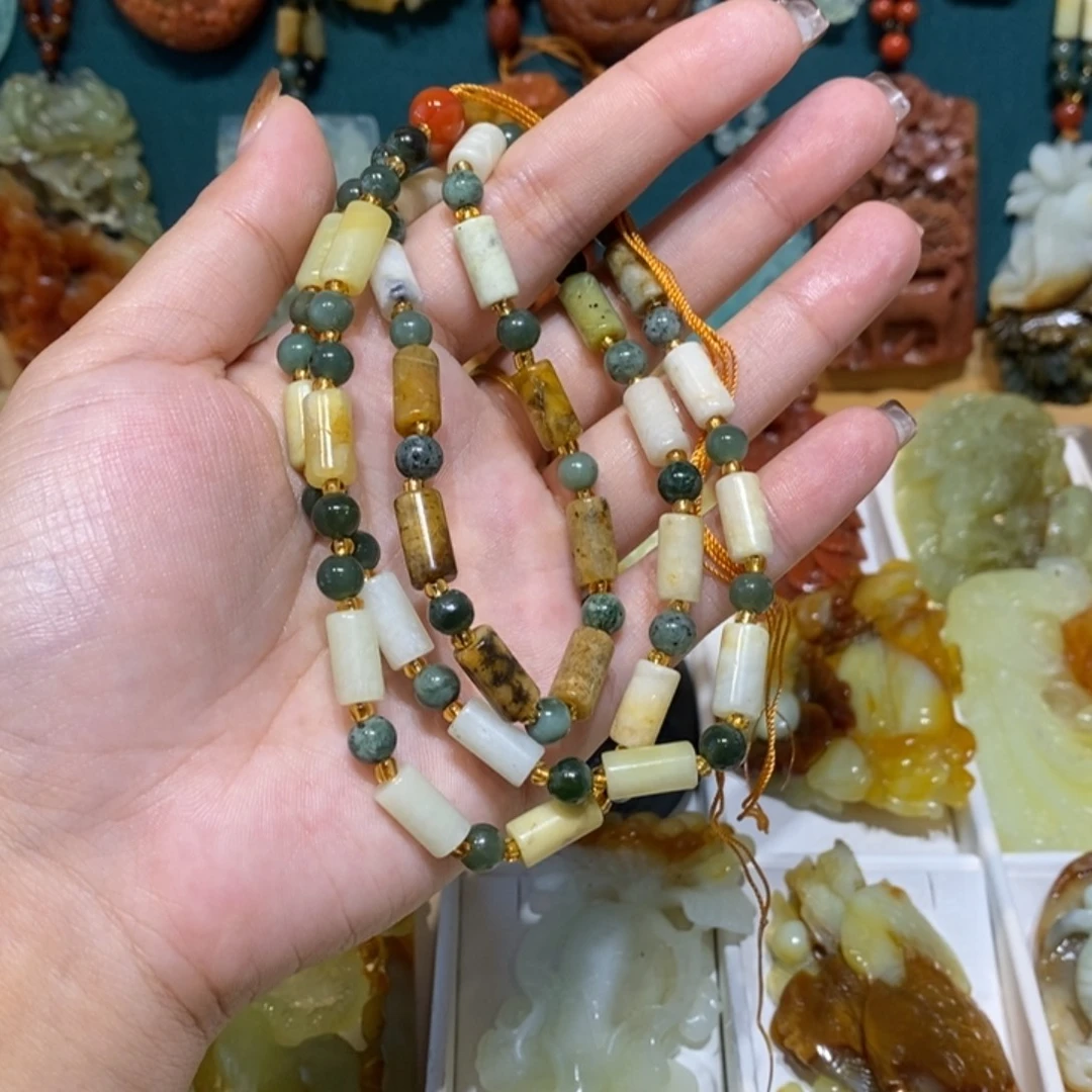 一***夜蛇纹石玉未镶嵌颈饰