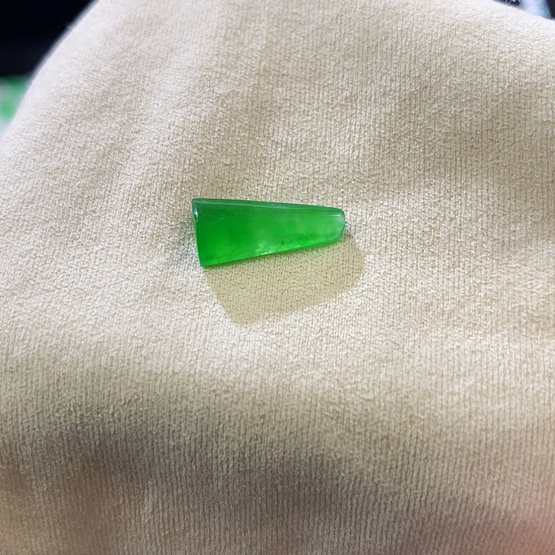用***1翡翠未镶嵌颈饰随行