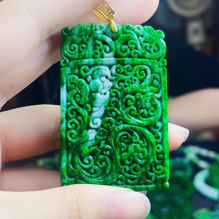 颈饰18K金镶嵌翡翠多样性