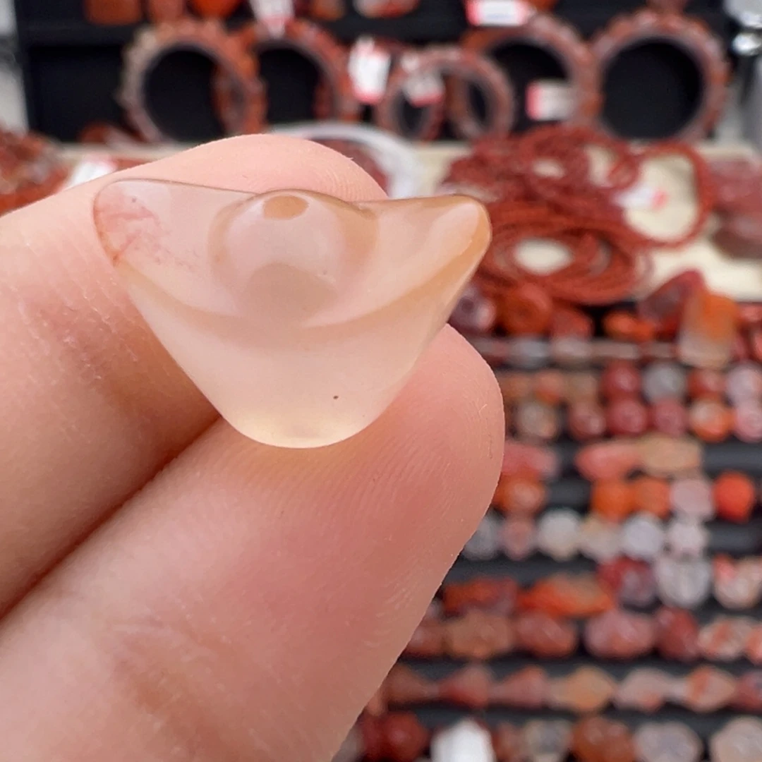 南红玛瑙未镶嵌颈饰元宝