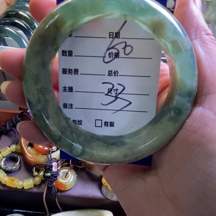 朱***。蛇纹石玉未镶嵌手镯