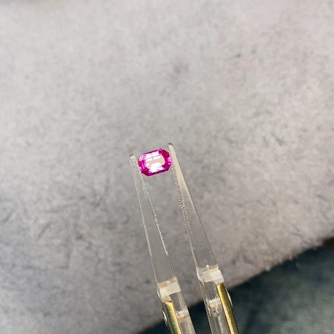 彩色蓝宝石裸石0.45ct 吉尔德 无烧超级热粉