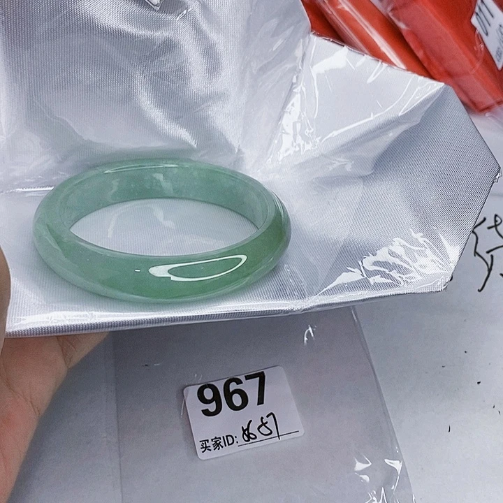 翡翠未镶嵌手镯一图一物实物为准（微瑕处理）