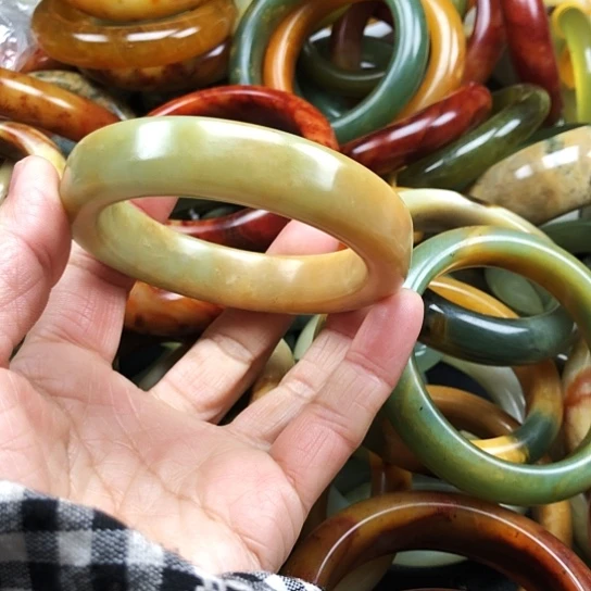 蛇纹石玉手镯未镶嵌小*女