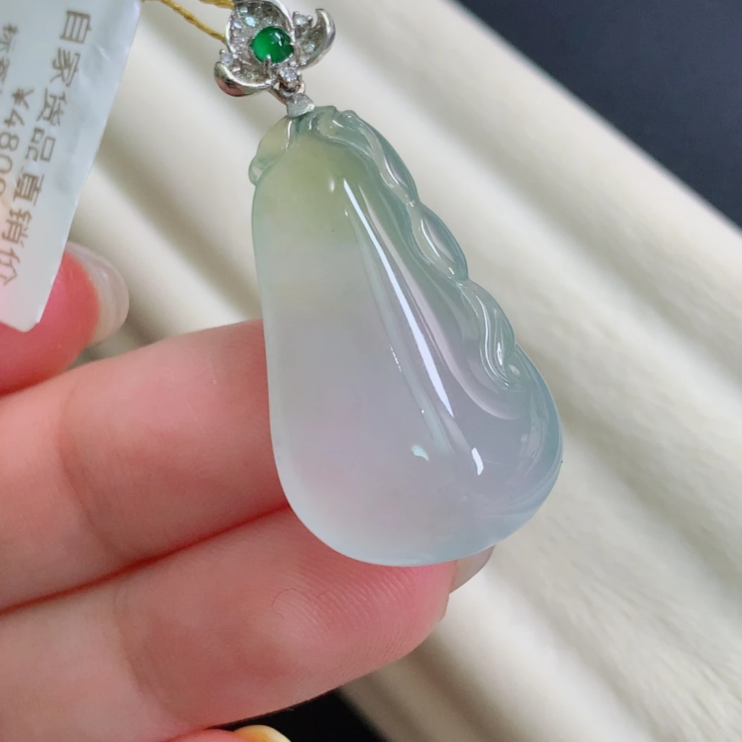 颈饰18K金镶嵌翡翠瓜