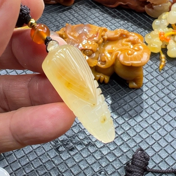 石英质玉（黄龙玉）颈饰未镶嵌